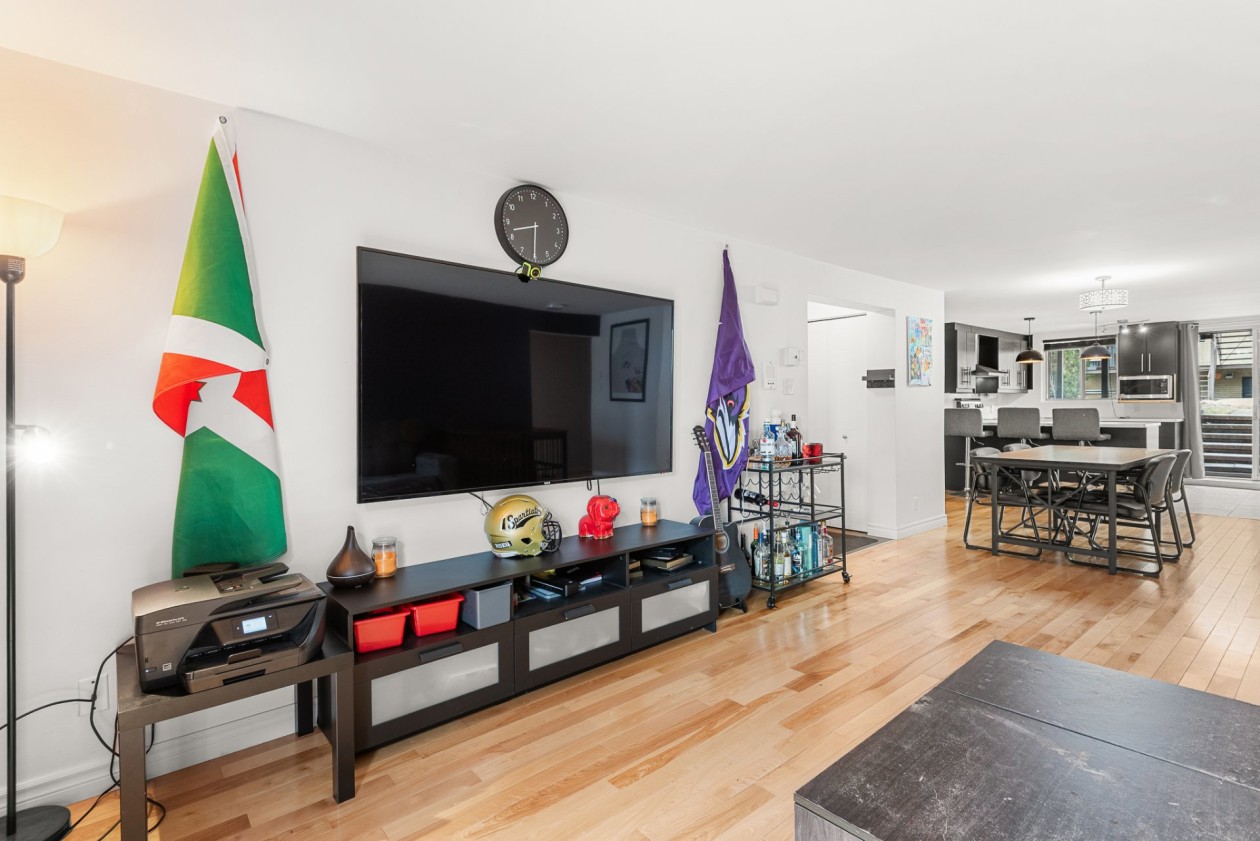 Salon — 3020, Rue Joseph-Hardy, 1, Longueuil (Saint-Hubert), J3Y9J6, Longueuil (Saint-Hubert)