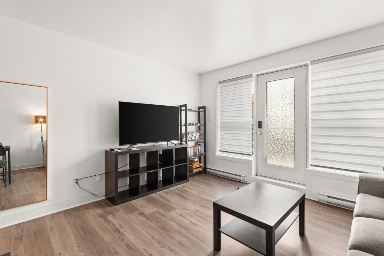 Salon — 7637, Av. Léonard-De Vinci, 1, Montréal (Villeray/Saint-Michel/Parc-Extension), H2A2N6, Montréal (Villeray/Saint-Michel/Parc-Extension)