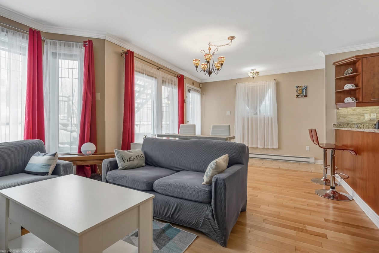 Salon — 15858, Rue Victoria, Montréal (Rivière-des-Prairies/Pointe-aux-Trembles), H1A0A9, Montréal (Rivière-des-Prairies/Pointe-aux-Trembles)