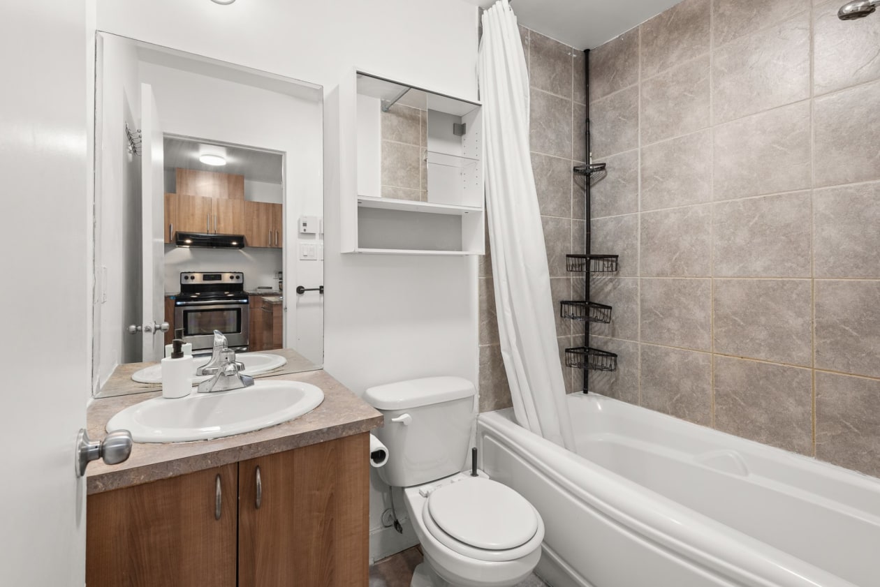 Salon — 7637, Av. Léonard-De Vinci, 1, Montréal (Villeray/Saint-Michel/Parc-Extension), H2A2N6, Montréal (Villeray/Saint-Michel/Parc-Extension)