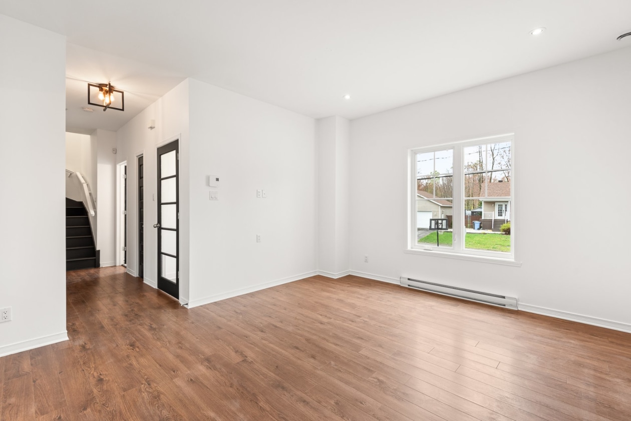 Salon — 705, Rue Marguerite, Saint-Lin/Laurentides, J5M0C6, Saint-Lin/Laurentides