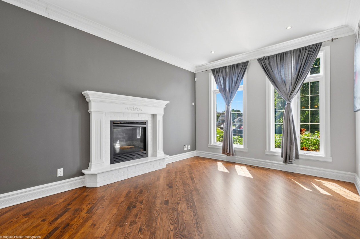 Salon — 249 - 249A, Rue Ludger-Duvernay, Varennes, J3X1W6, Varennes