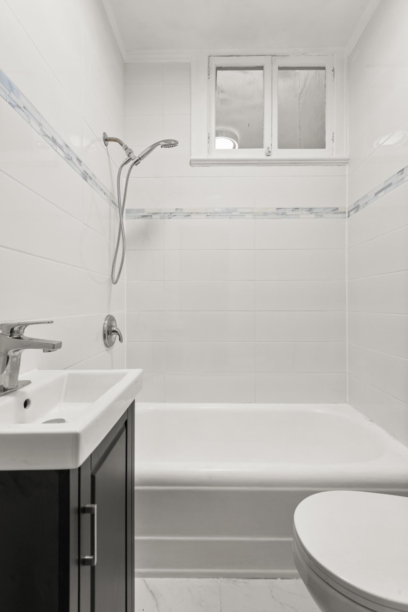 Salle de bains — 2680 - 2680A, Av. d'Orléans, Montréal (Mercier/Hochelaga-Maisonneuve), H1W3S5, Montréal (Mercier/Hochelaga-Maisonneuve)