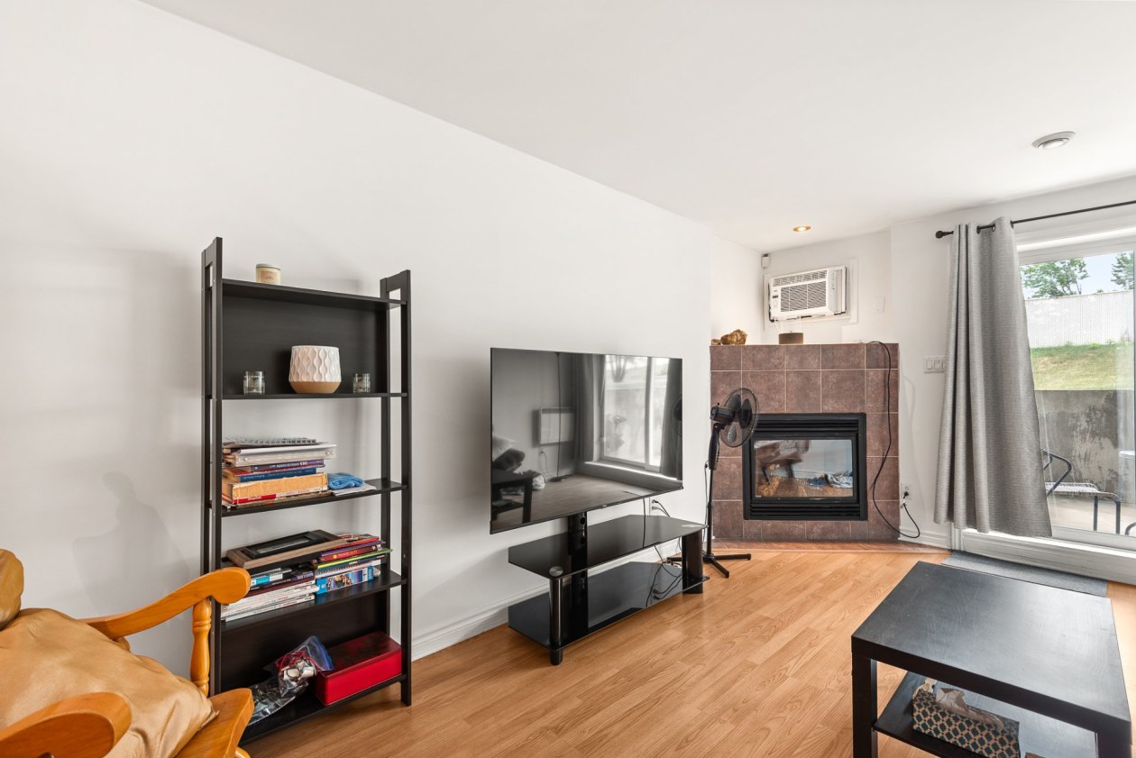 Salon — 322, Rue Réaumur, Laval (Auteuil), H7H3E7, Laval (Auteuil)