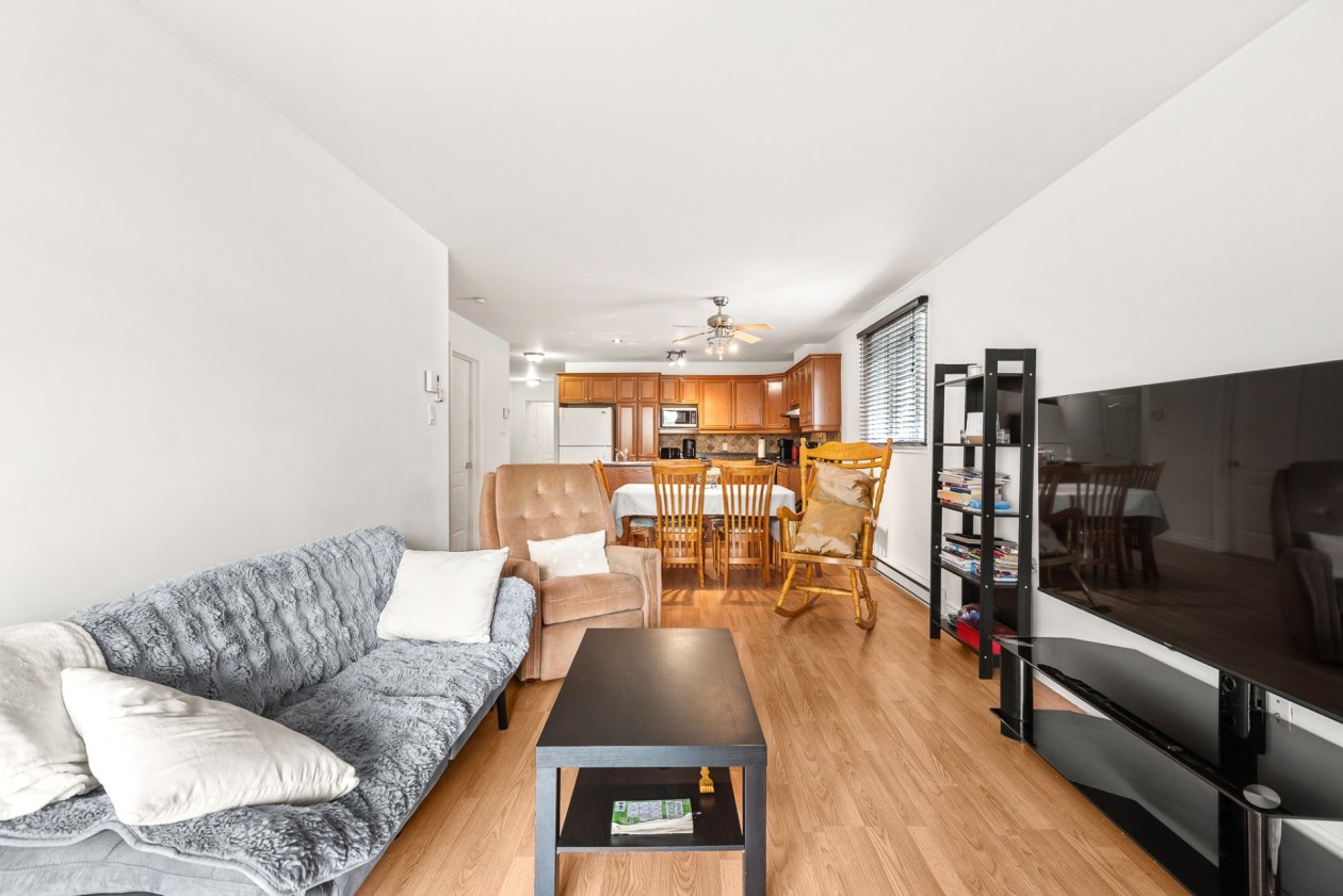 Salon — 322, Rue Réaumur, Laval (Auteuil), H7H3E7, Laval (Auteuil)