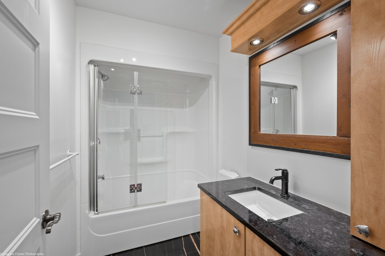 Salle de bains — 249 - 249A, Rue Ludger-Duvernay, Varennes, J3X1W6, Varennes