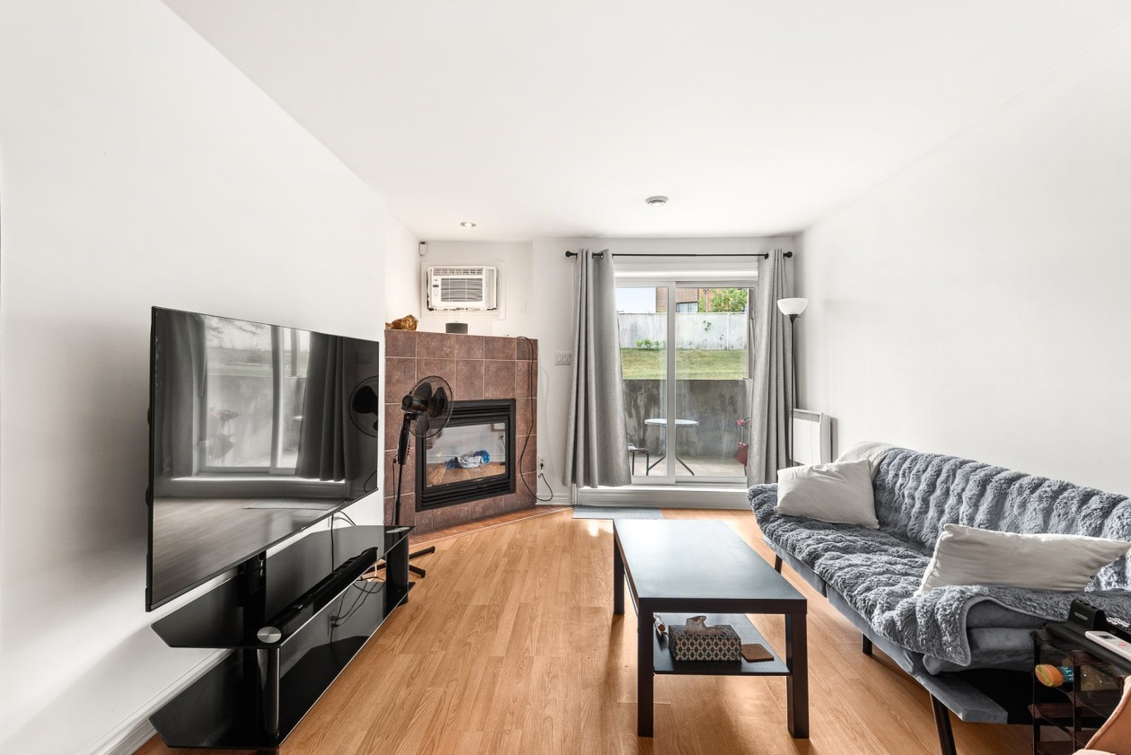 Salon — 322, Rue Réaumur, Laval (Auteuil), H7H3E7, Laval (Auteuil)