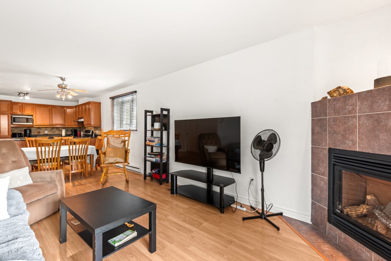 Salon — 322, Rue Réaumur, Laval (Auteuil), H7H3E7, Laval (Auteuil)