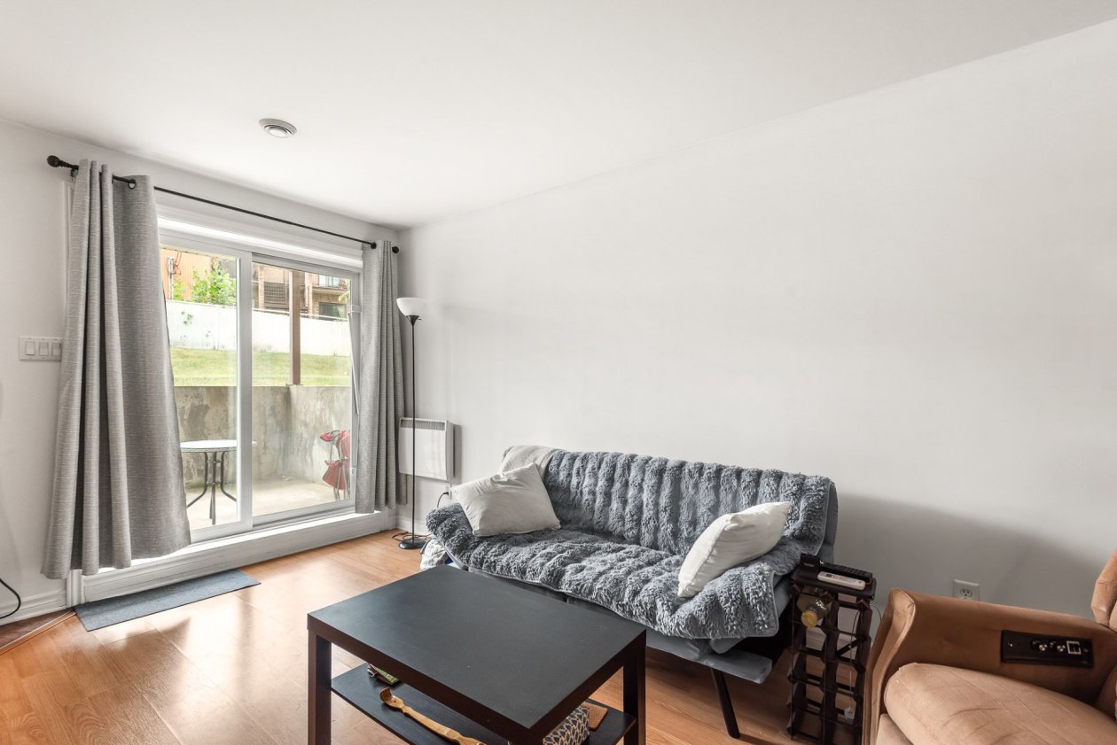 Salon — 322, Rue Réaumur, Laval (Auteuil), H7H3E7, Laval (Auteuil)