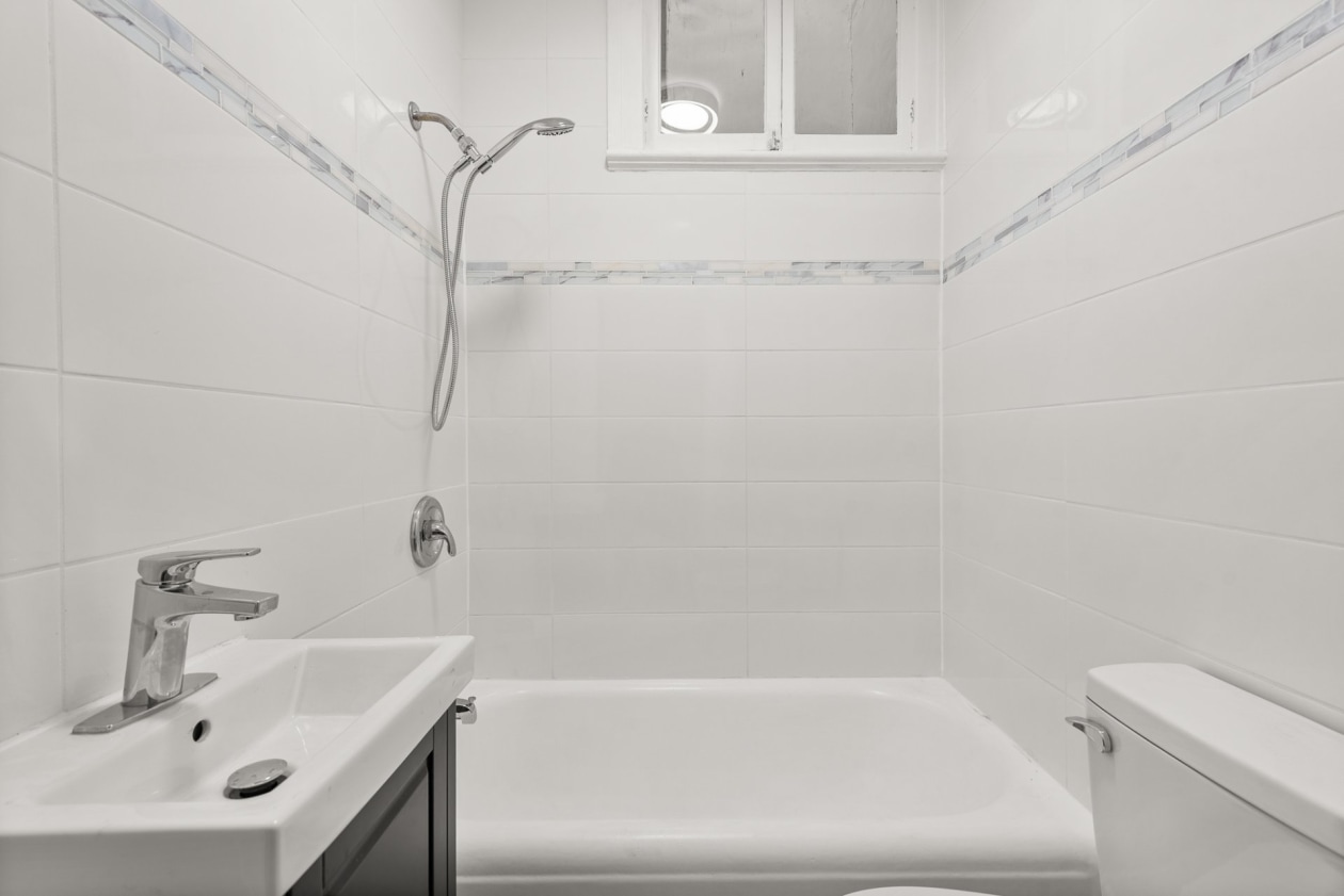 Salle de bains — 2680 - 2680A, Av. d'Orléans, Montréal (Mercier/Hochelaga-Maisonneuve), H1W3S5, Montréal (Mercier/Hochelaga-Maisonneuve)