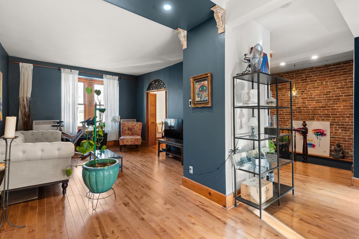 Salon — 3706A, Rue St-Hubert, Montréal (Le Plateau-Mont-Royal), H2L4A2, Montréal (Le Plateau-Mont-Royal)