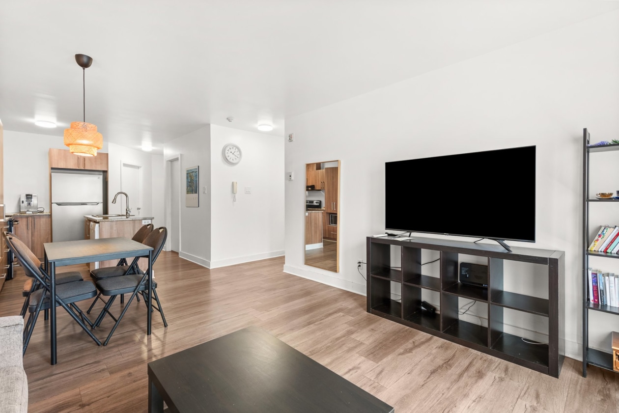Salon — 7637, Av. Léonard-De Vinci, 1, Montréal (Villeray/Saint-Michel/Parc-Extension), H2A2N6, Montréal (Villeray/Saint-Michel/Parc-Extension)