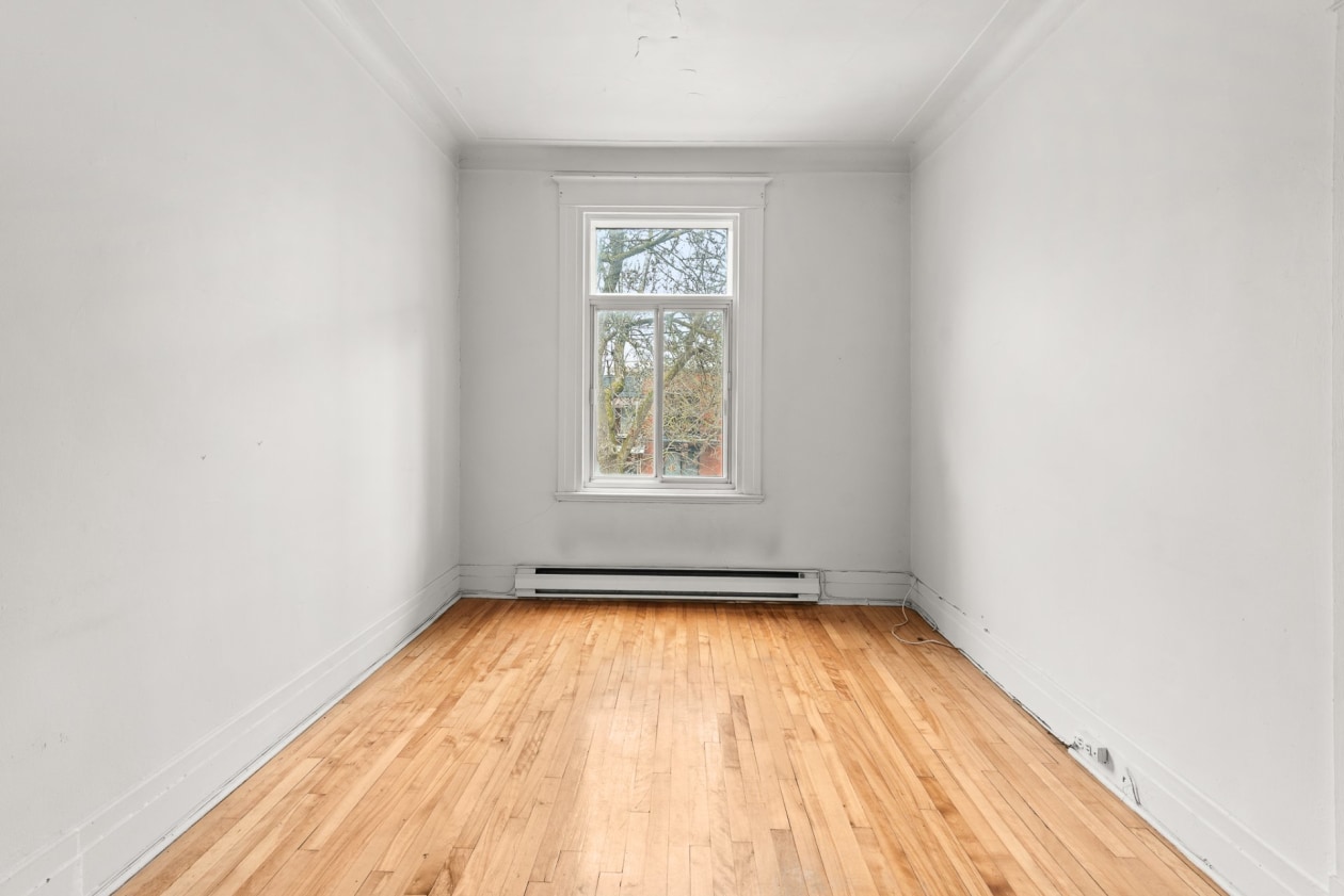 Salon — 2680 - 2680A, Av. d'Orléans, Montréal (Mercier/Hochelaga-Maisonneuve), H1W3S5, Montréal (Mercier/Hochelaga-Maisonneuve)