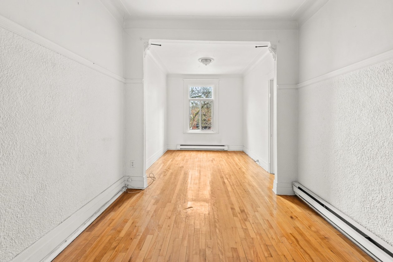 Salon — 2680 - 2680A, Av. d'Orléans, Montréal (Mercier/Hochelaga-Maisonneuve), H1W3S5, Montréal (Mercier/Hochelaga-Maisonneuve)