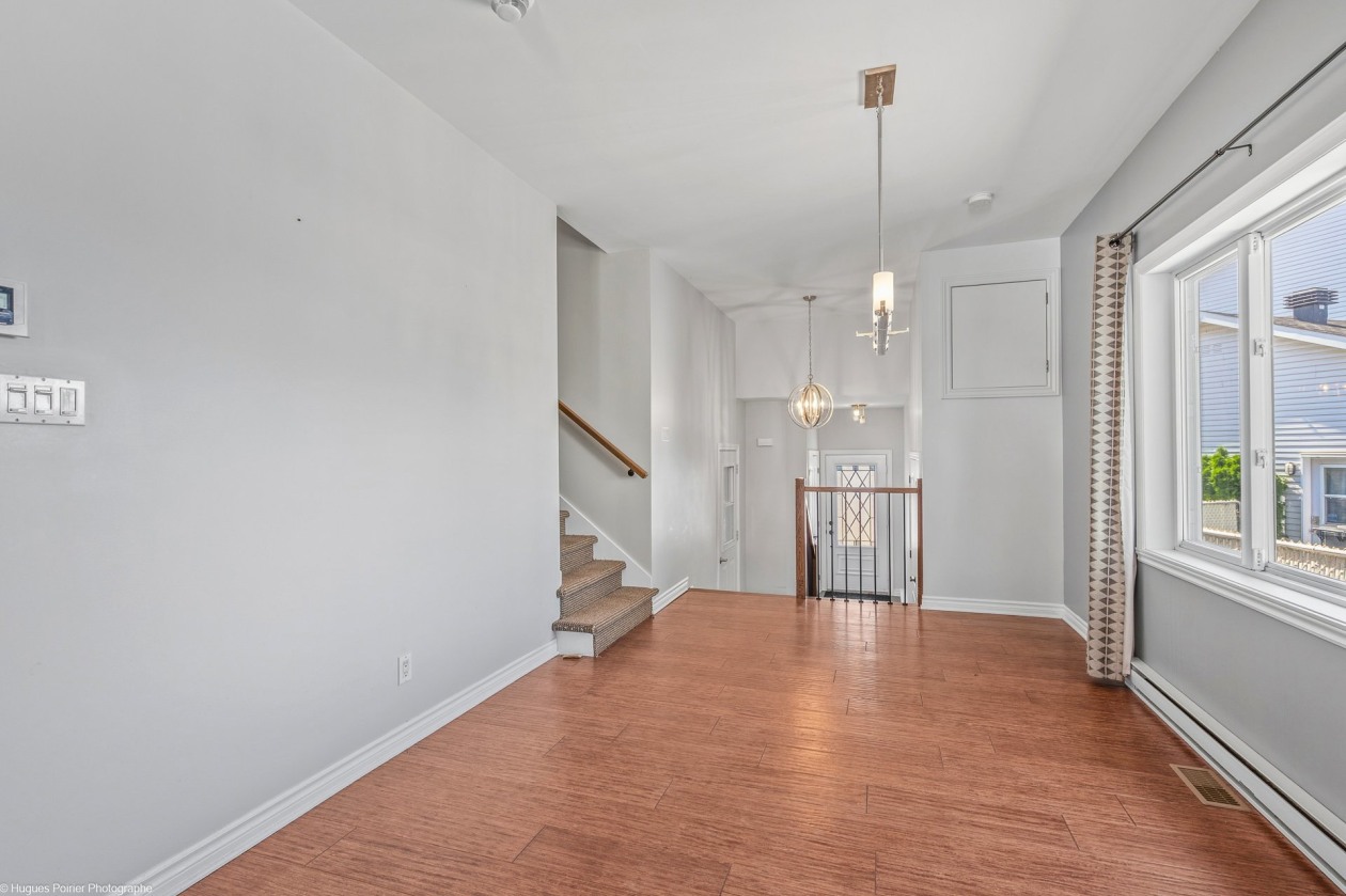 Salon — 249 - 249A, Rue Ludger-Duvernay, Varennes, J3X1W6, Varennes