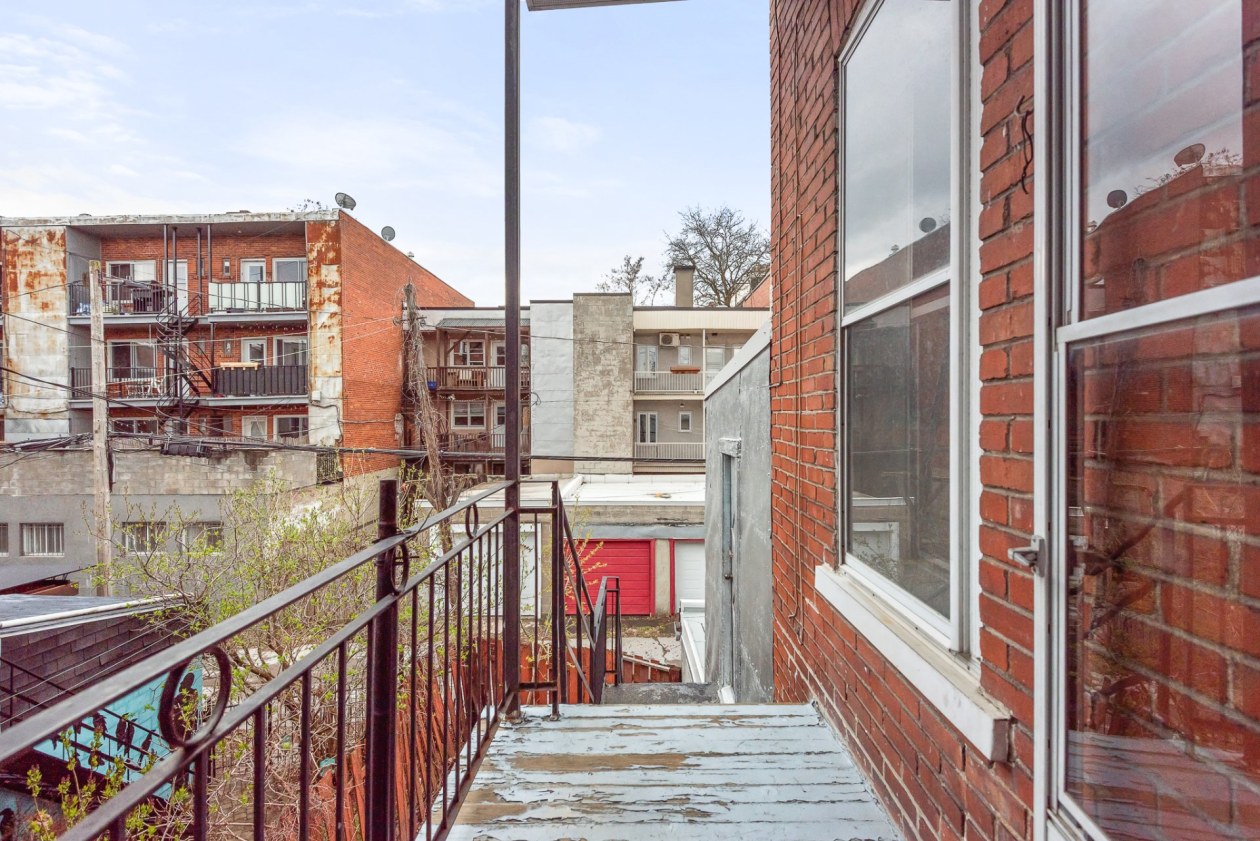 Balcon — 2680 - 2680A, Av. d'Orléans, Montréal (Mercier/Hochelaga-Maisonneuve), H1W3S5, Montréal (Mercier/Hochelaga-Maisonneuve)