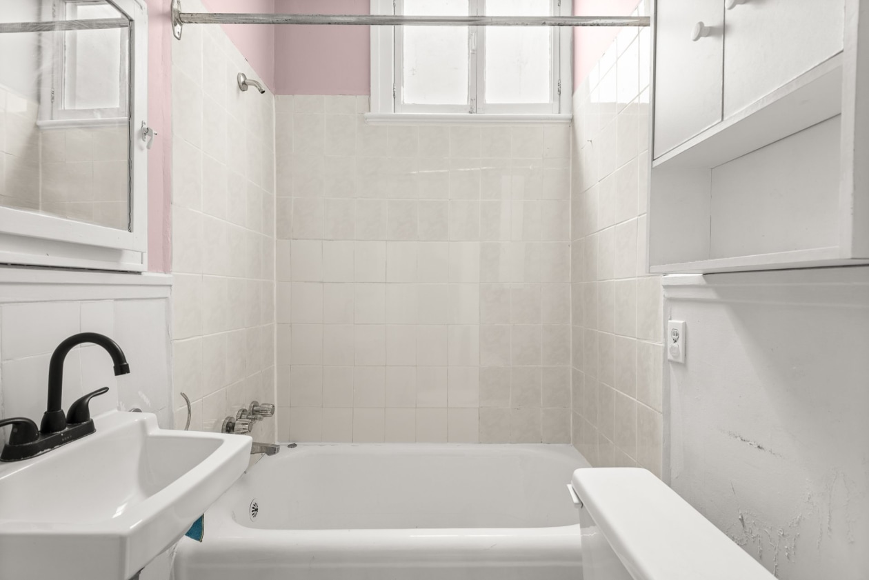 Salle de bains — 2680 - 2680A, Av. d'Orléans, Montréal (Mercier/Hochelaga-Maisonneuve), H1W3S5, Montréal (Mercier/Hochelaga-Maisonneuve)
