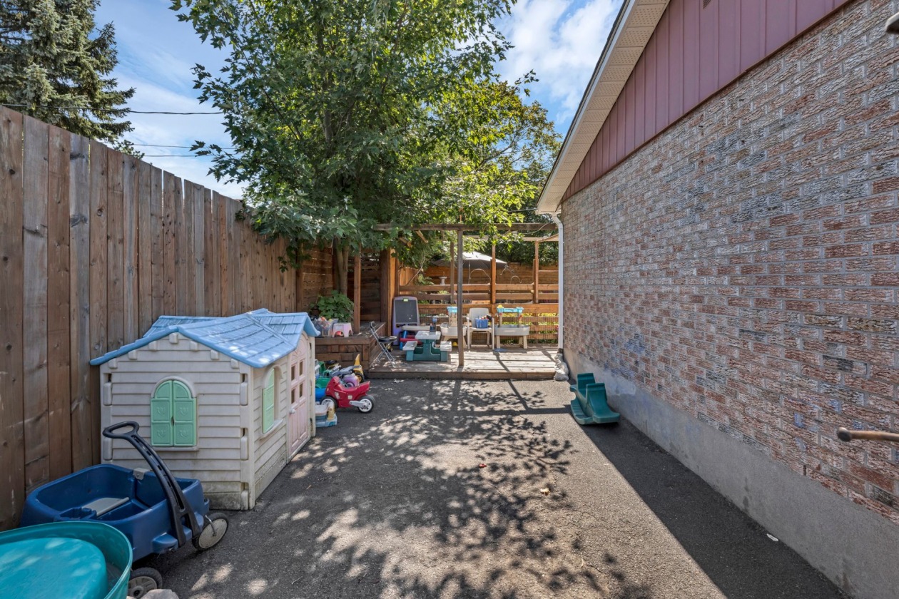 Cour — 2595, Crois. Amyot, Brossard, J4Z3E6, Brossard