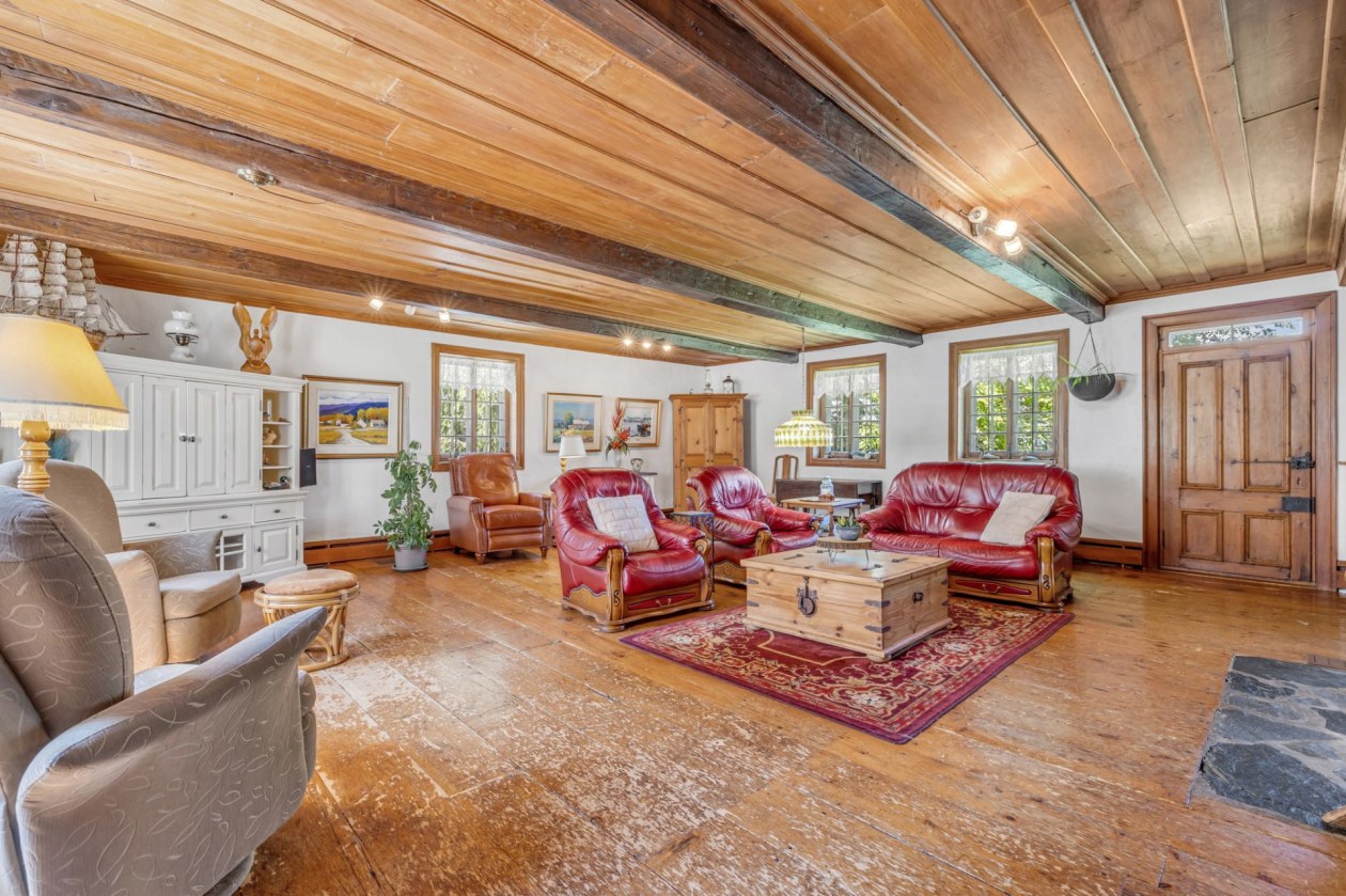 Salon — 493, Route du Fleuve, Beaumont, G0R1C0, Beaumont