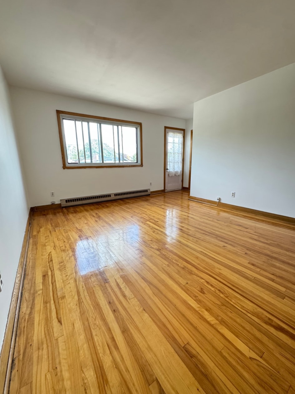 Salon — 3825, Rue Victoria, Montréal (Lachine), H8T1J9, Montréal (Lachine)