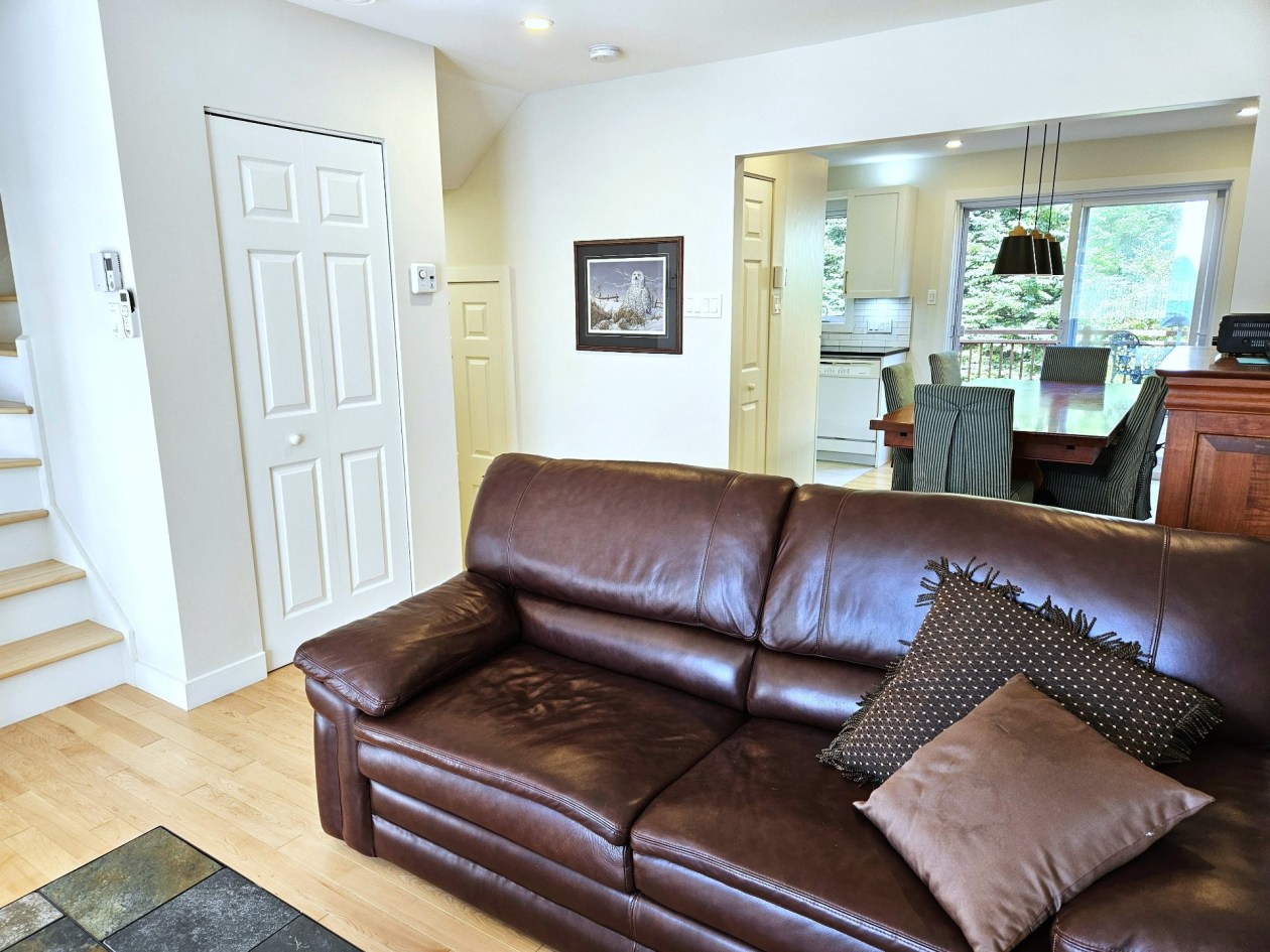 Salon — 3247, Rue François-De Villars, Québec (Beauport), G1C8A8, Québec (Beauport)