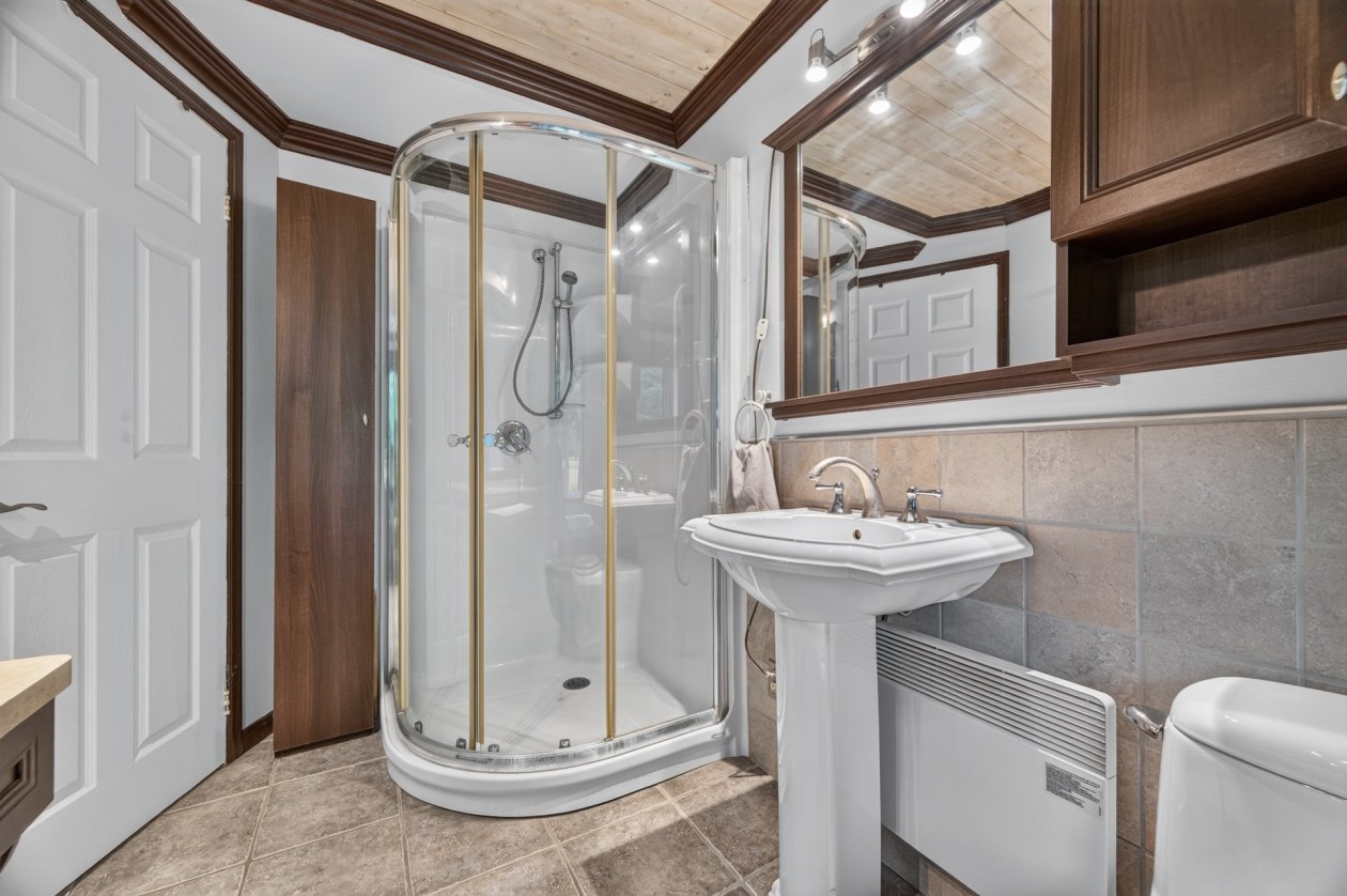 Salle de bains — 19, Ch. du Lac-des-Joncs, Les Hauteurs, G0K1C0, Les Hauteurs