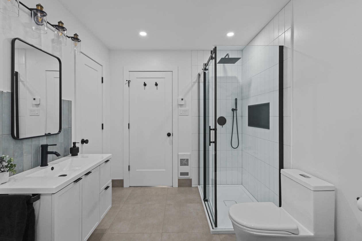 Salle de bains — 126 Rue Du Sommet, Saint-Colomban, J5K 1L5, Saint-Colomban