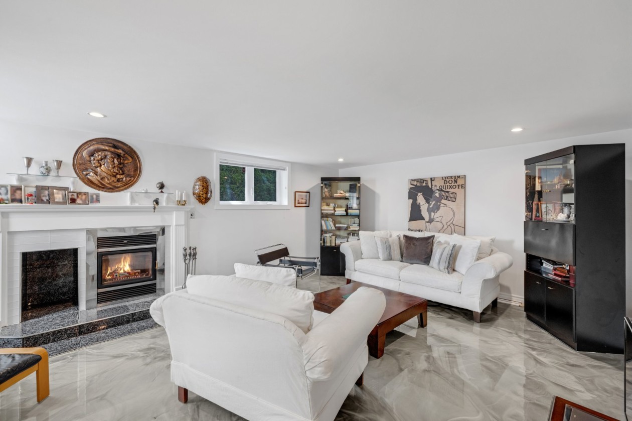Salon — 209, Rue Pierre-Dupuis, Saint-Constant, J5A1X4, Saint-Constant