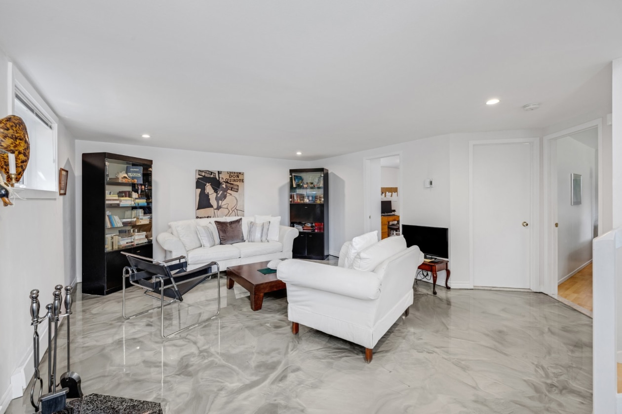 Salon — 209, Rue Pierre-Dupuis, Saint-Constant, J5A1X4, Saint-Constant