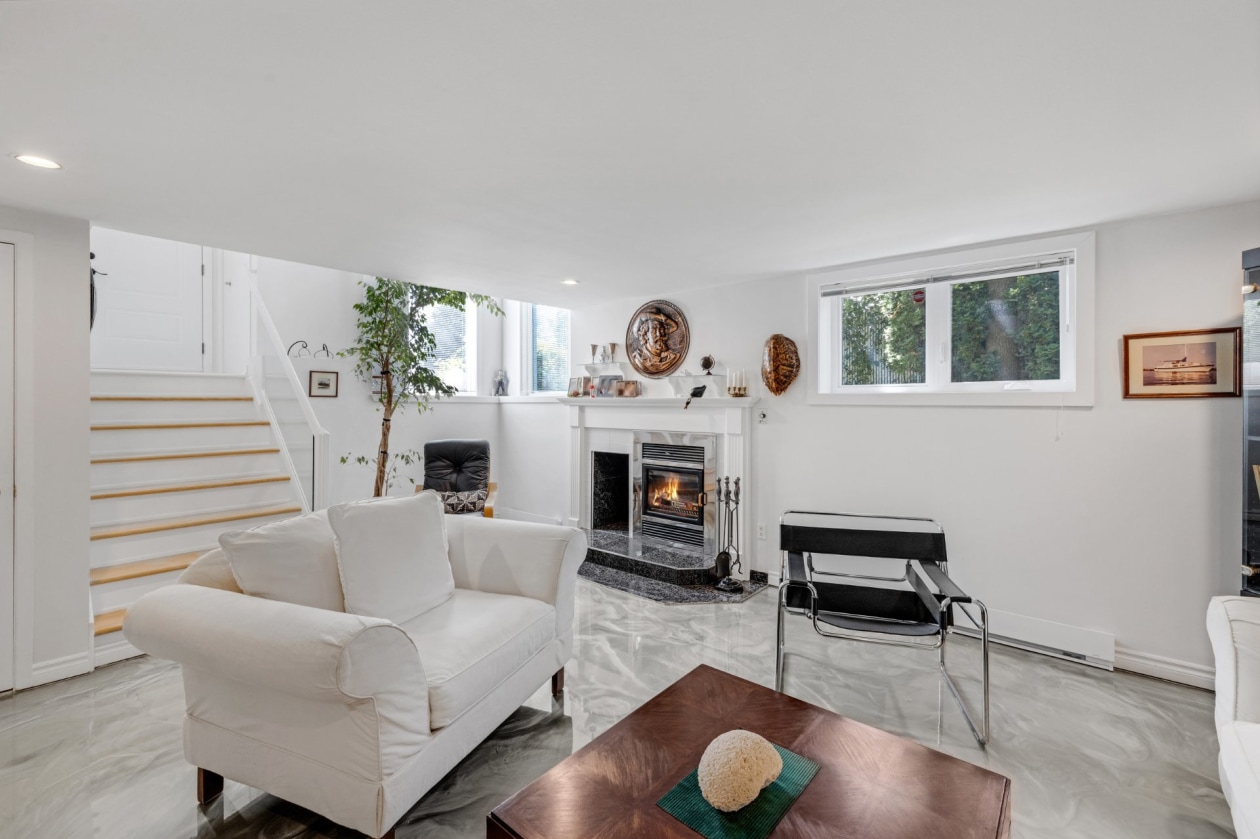 Salon — 209, Rue Pierre-Dupuis, Saint-Constant, J5A1X4, Saint-Constant