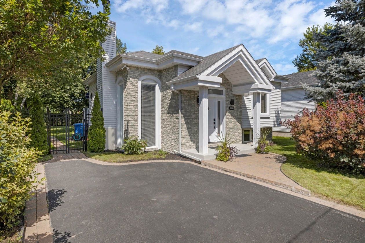 Façade — 209, Rue Pierre-Dupuis, Saint-Constant, J5A1X4, Saint-Constant