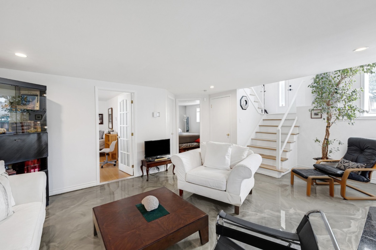 Salon — 209, Rue Pierre-Dupuis, Saint-Constant, J5A1X4, Saint-Constant