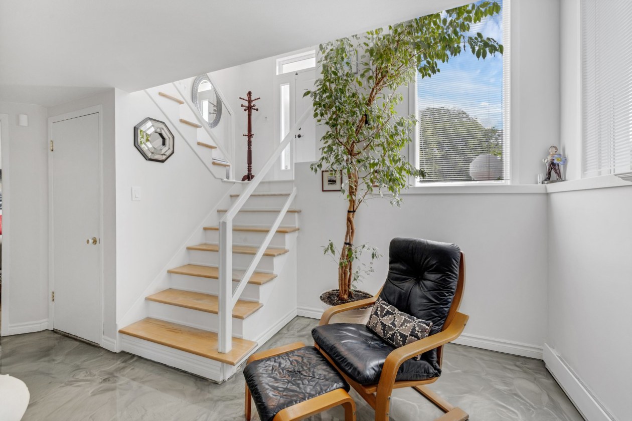 Salon — 209, Rue Pierre-Dupuis, Saint-Constant, J5A1X4, Saint-Constant