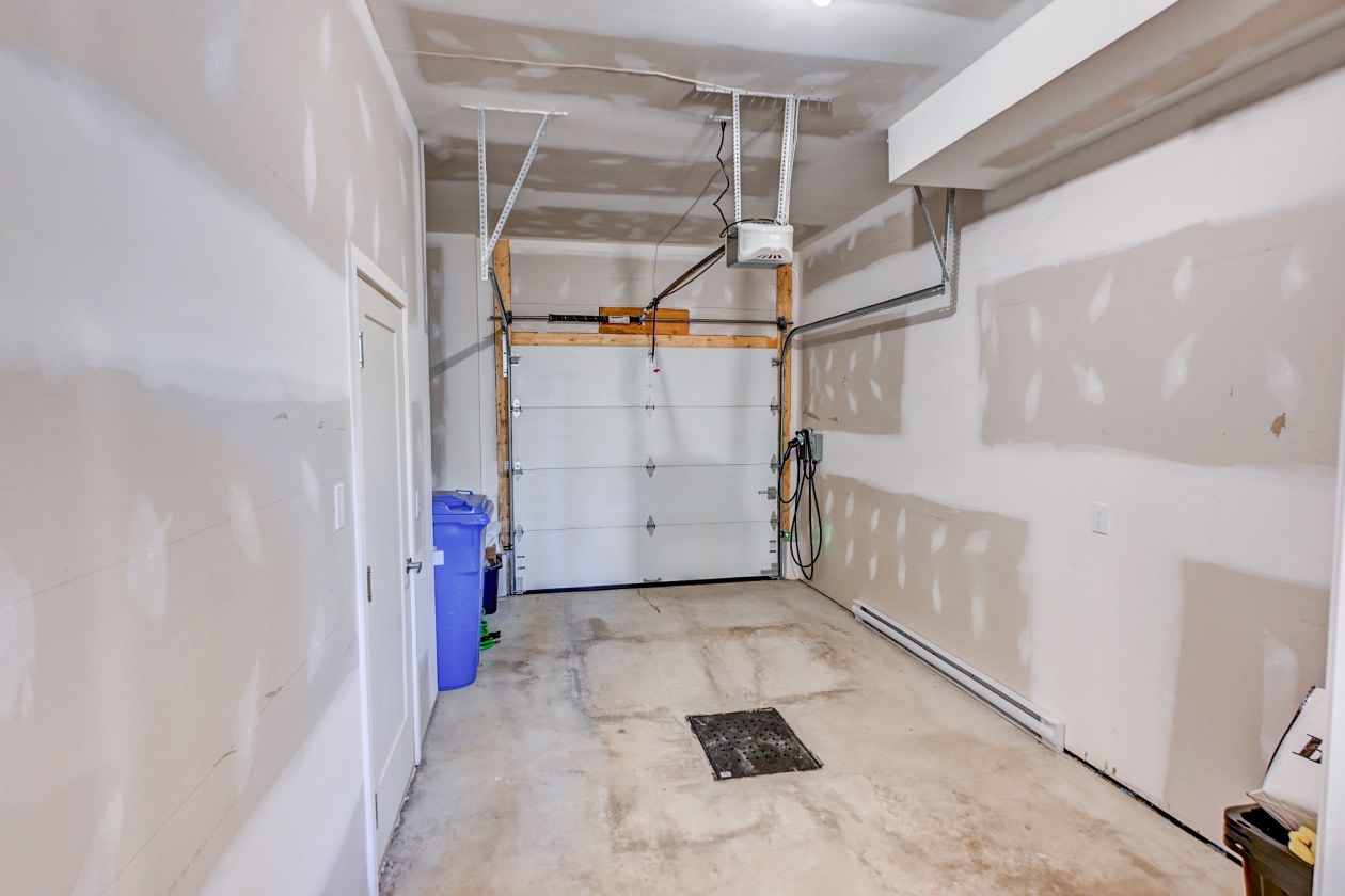 Garage — 505 Rue Des Monts, Saint-Jérôme, J7Y 0T3, Saint-Jérôme