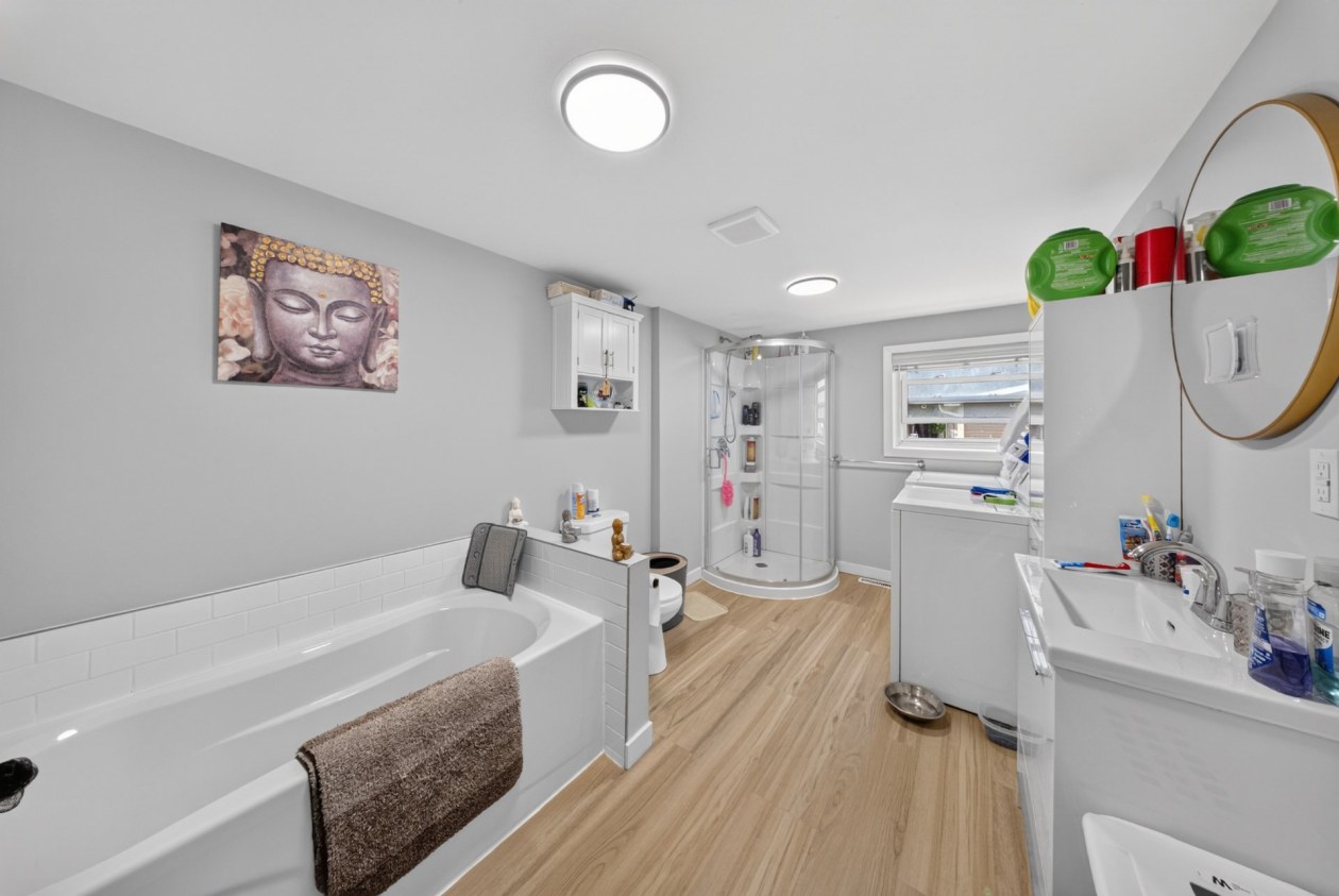 Salle de bains — 68 - 70, Rue Angus N., East Angus, J0B1R0, East Angus