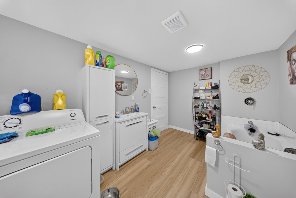Salle de bains — 68 - 70, Rue Angus N., East Angus, J0B1R0, East Angus
