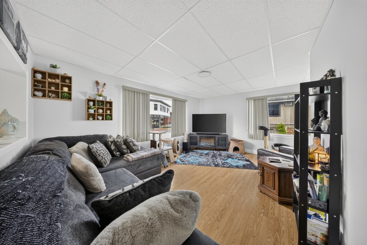 Salon — 68 - 70, Rue Angus N., East Angus, J0B1R0, East Angus