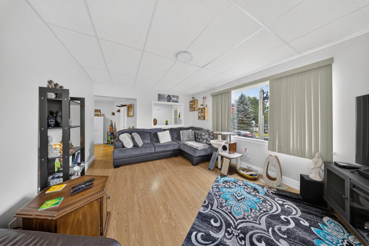 Salon — 68 - 70, Rue Angus N., East Angus, J0B1R0, East Angus