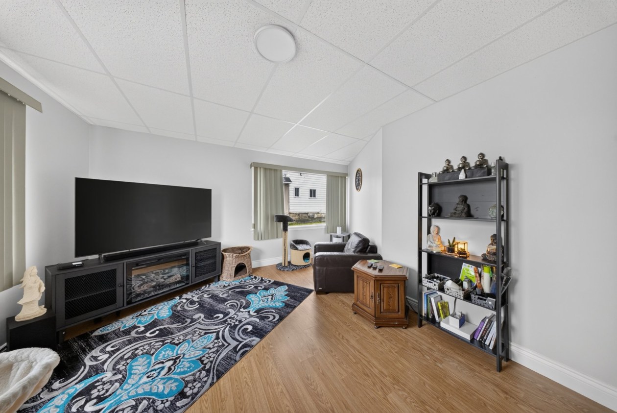 Salon — 68 - 70, Rue Angus N., East Angus, J0B1R0, East Angus