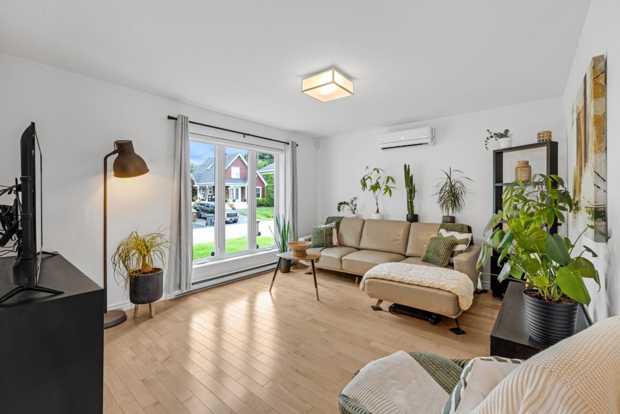 Salon — 3345 Rue des Cerisiers, Sainte-Marie-Madeleine