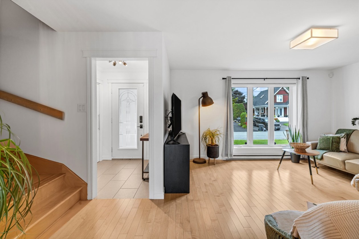 Salon — 3345 Rue des Cerisiers, Sainte-Marie-Madeleine