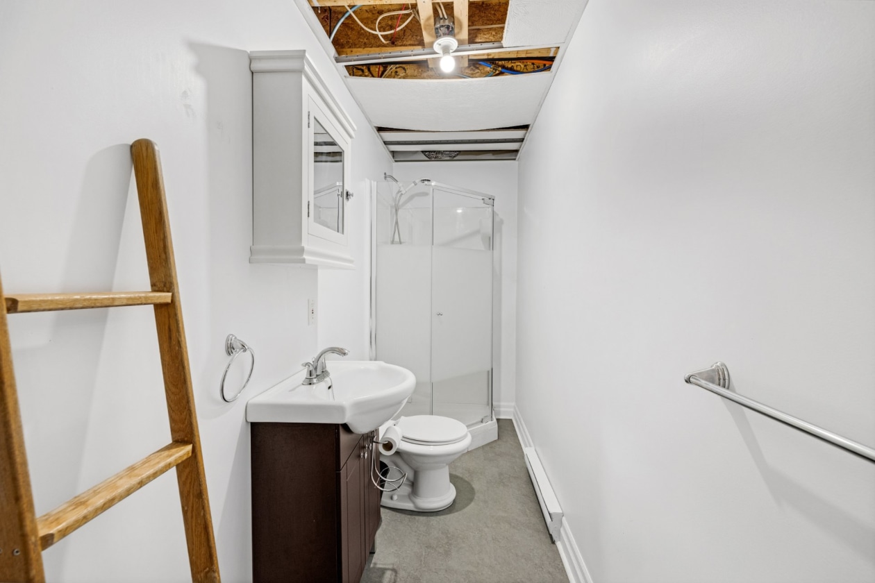 Salle de bains — 3345 Rue des Cerisiers, Sainte-Marie-Madeleine