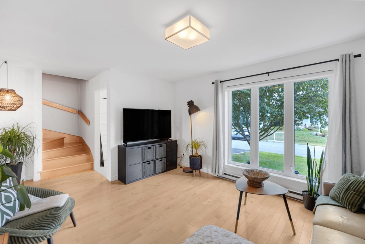 Salon — 3345 Rue des Cerisiers, Sainte-Marie-Madeleine