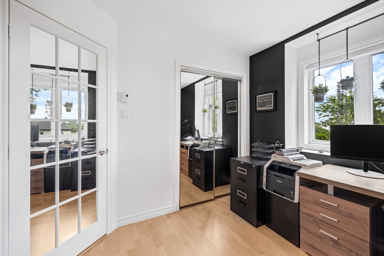 Bureau — 3345 Rue des Cerisiers, Sainte-Marie-Madeleine