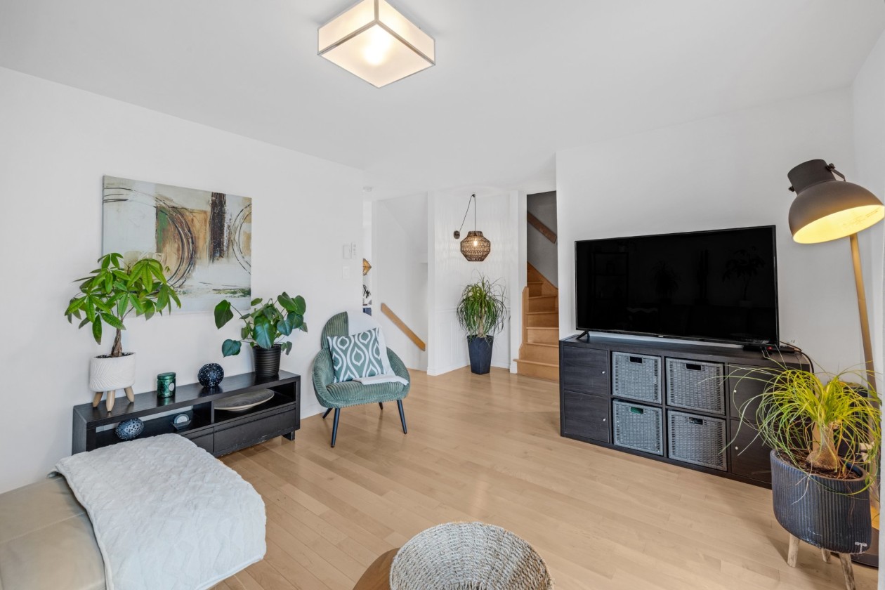Salon — 3345 Rue des Cerisiers, Sainte-Marie-Madeleine