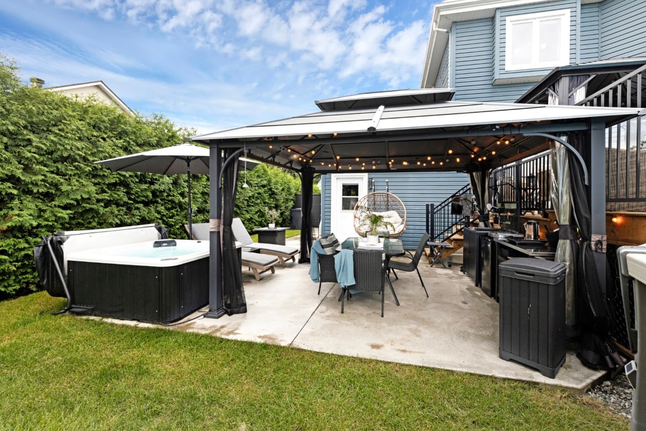 Terrasse — 3345 Rue des Cerisiers, Sainte-Marie-Madeleine