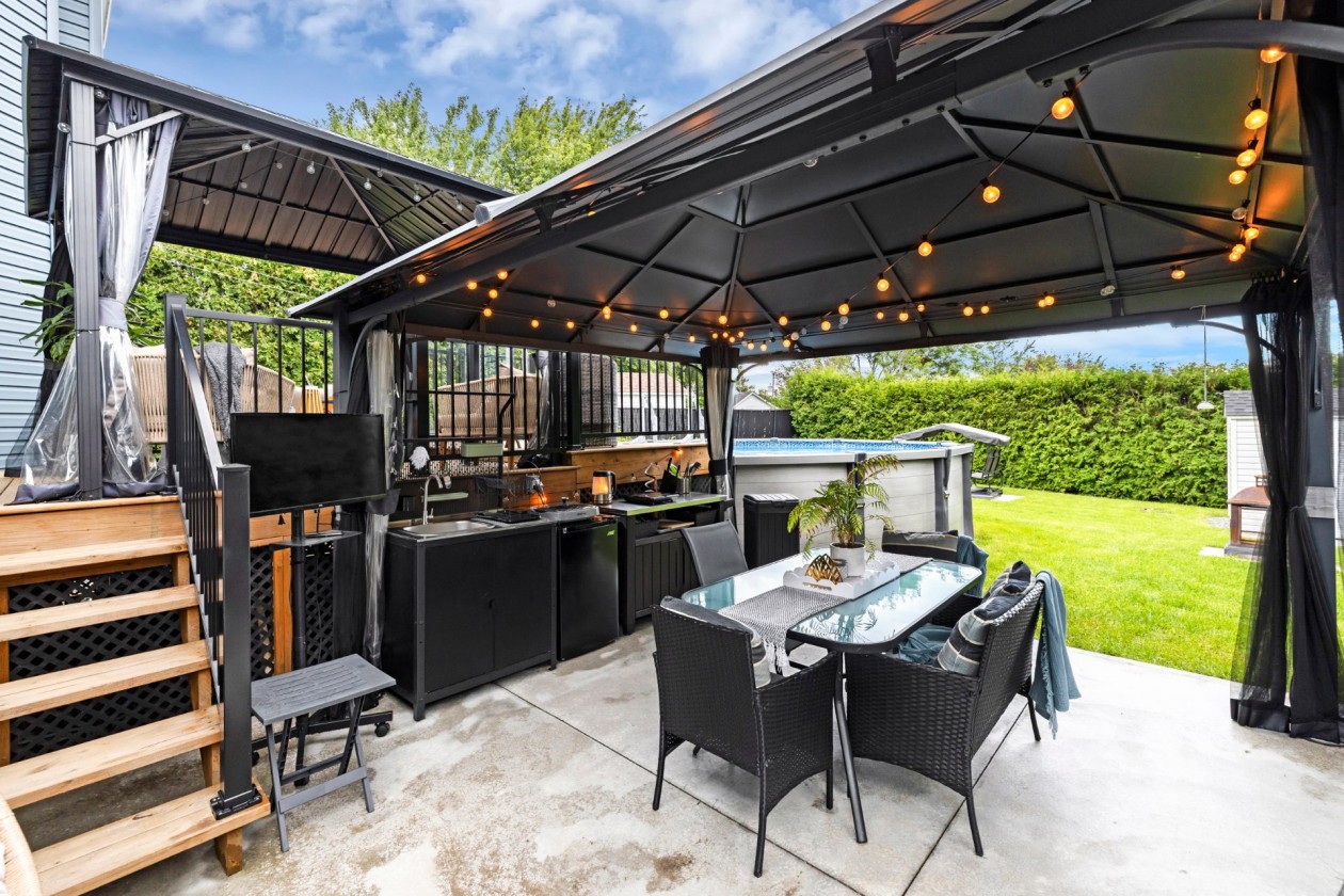 Terrasse — 3345 Rue des Cerisiers, Sainte-Marie-Madeleine