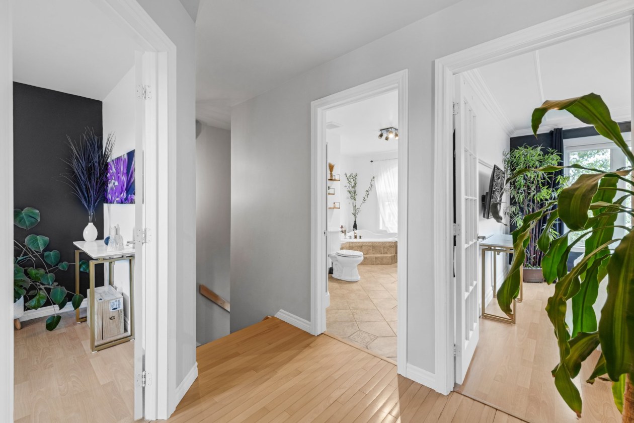 Corridor — 3345 Rue des Cerisiers, Sainte-Marie-Madeleine
