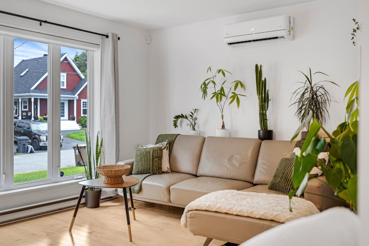 Salon — 3345 Rue des Cerisiers, Sainte-Marie-Madeleine