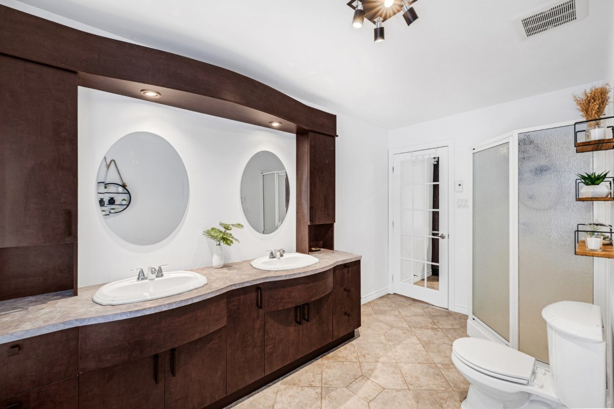 Salle de bains — 3345 Rue des Cerisiers, Sainte-Marie-Madeleine